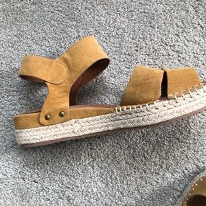 Downeast sandals size 10
